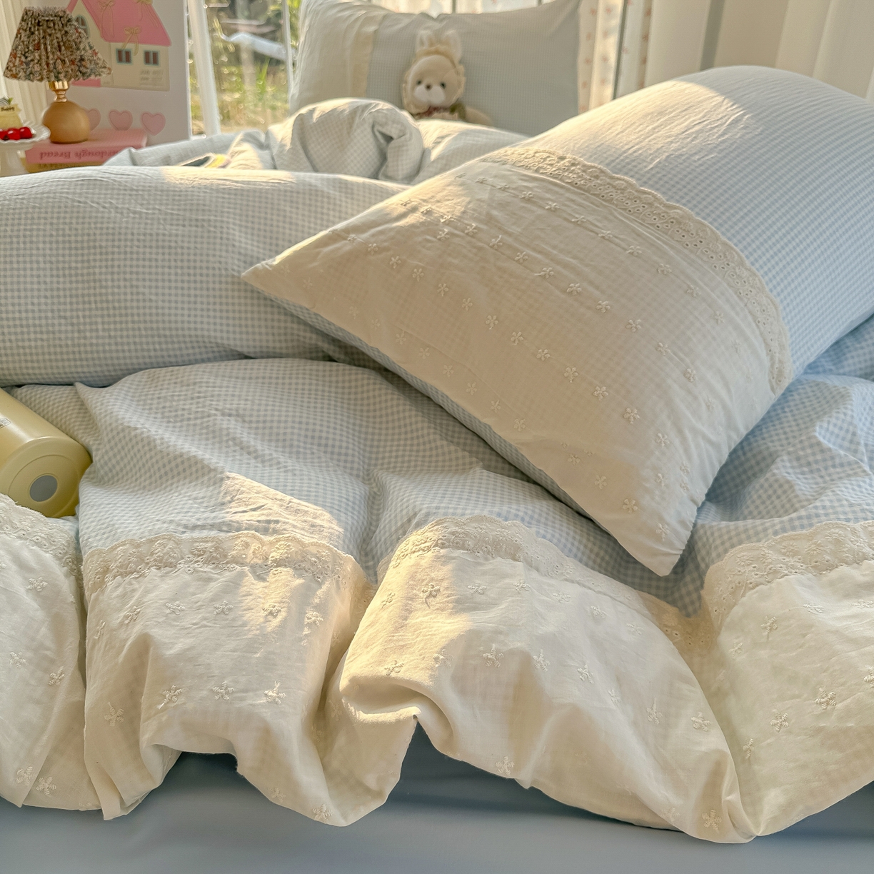 91家纺网 家纺一手货源 找家纺 韩巢家纺 2025新款法式蕾丝花边被套直播热销款四件套学生宿舍床上三件套（提供卖家秀） 蓝小格【蕾丝花边款】