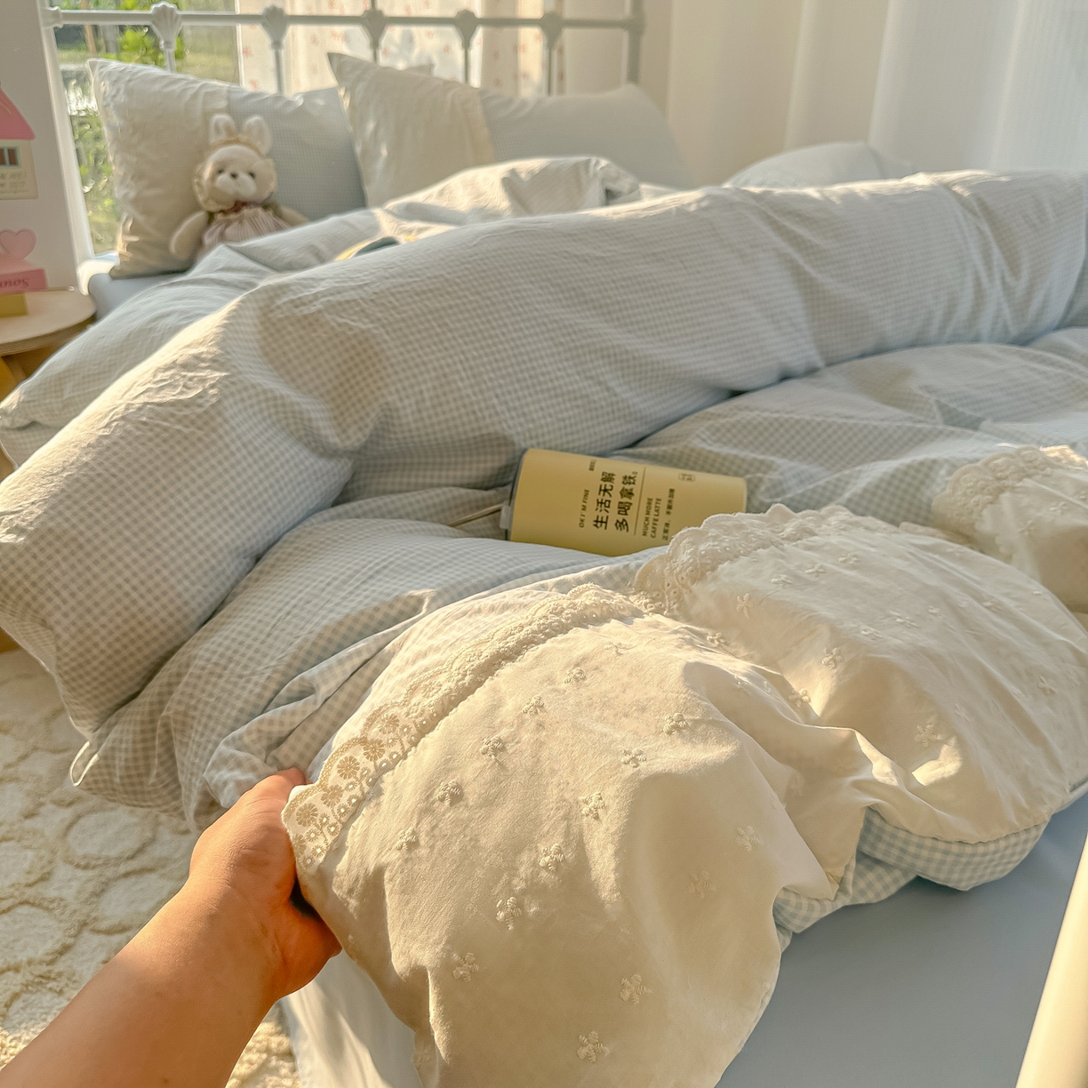 91家纺网 家纺一手货源 找家纺 韩巢家纺 2025新款法式蕾丝花边被套直播热销款四件套学生宿舍床上三件套（提供卖家秀） 蓝小格【蕾丝花边款】