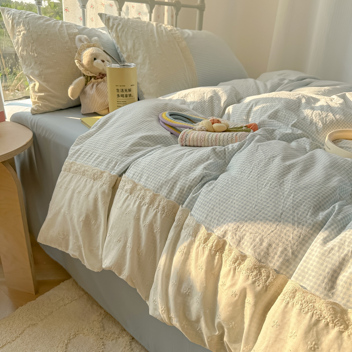 91家纺网 家纺一手货源 找家纺 韩巢家纺 2025新款法式蕾丝花边被套直播热销款四件套学生宿舍床上三件套（提供卖家秀） 蓝小格【蕾丝花边款】