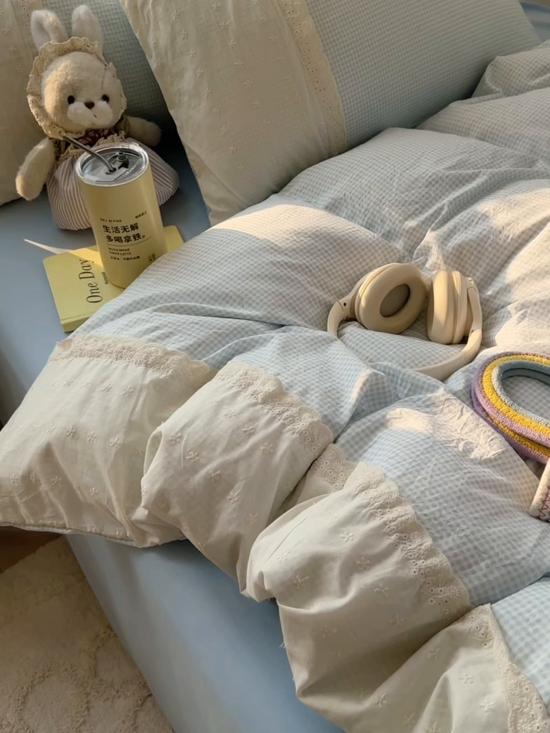 91家纺网 家纺一手货源 找家纺 韩巢家纺 2025新款法式蕾丝花边被套直播热销款四件套学生宿舍床上三件套（提供卖家秀） 蓝小格【蕾丝花边款】