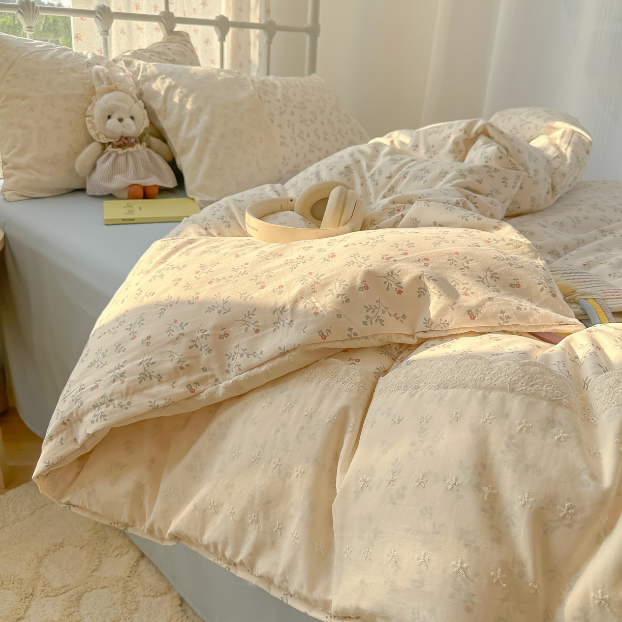 91家纺网 家纺一手货源 找家纺 韩巢家纺 2025新款法式蕾丝花边被套直播热销款四件套学生宿舍床上三件套（提供卖家秀） 梨云杳杳【蕾丝花边款】