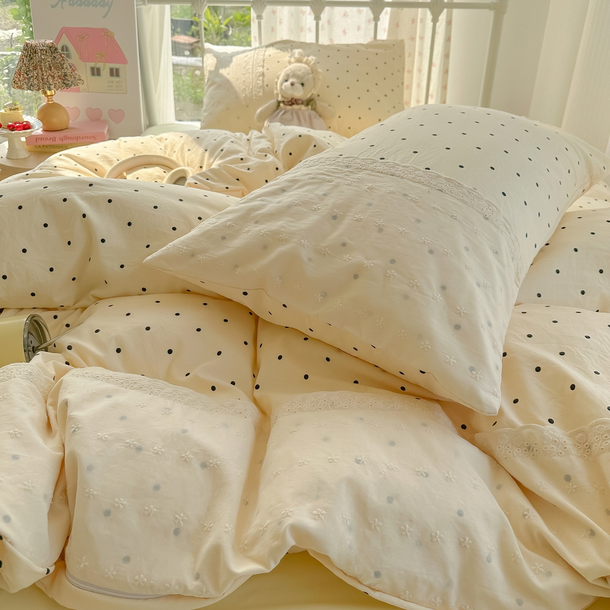 91家纺网 家纺一手货源 找家纺 韩巢家纺 2025新款法式蕾丝花边被套直播热销款四件套学生宿舍床上三件套（提供卖家秀） 米黄波点【蕾丝花边款】
