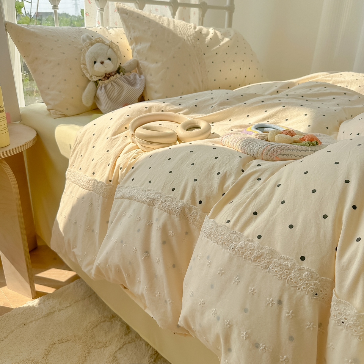 91家纺网 家纺一手货源 找家纺 韩巢家纺 2025新款法式蕾丝花边被套直播热销款四件套学生宿舍床上三件套（提供卖家秀） 米黄波点【蕾丝花边款】