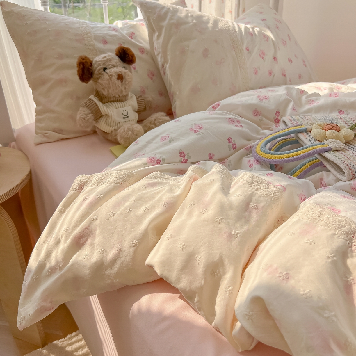 91家纺网 家纺一手货源 找家纺 韩巢家纺 2025新款法式蕾丝花边被套直播热销款四件套学生宿舍床上三件套（提供卖家秀） 小花集【蕾丝花边款】