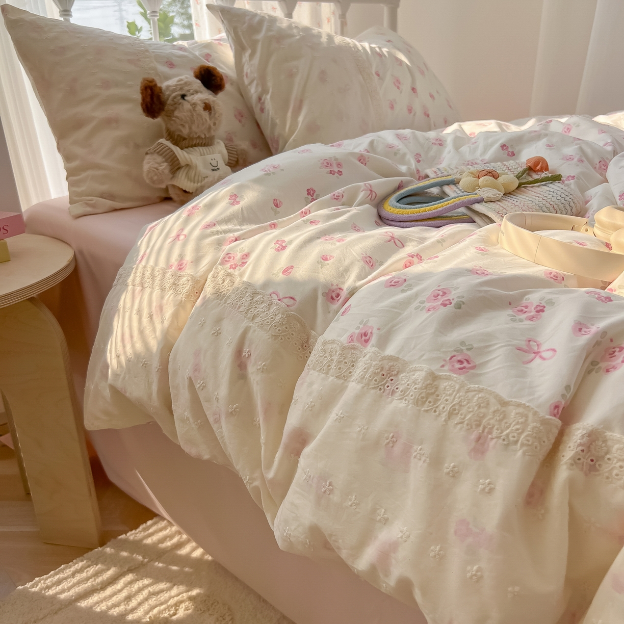 91家纺网 家纺一手货源 找家纺 韩巢家纺 2025新款法式蕾丝花边被套直播热销款四件套学生宿舍床上三件套（提供卖家秀） 小花集【蕾丝花边款】