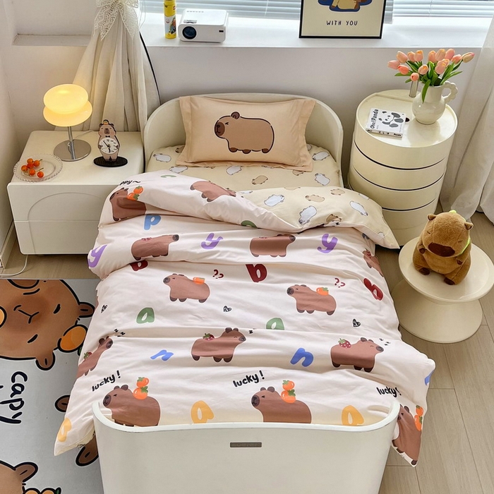 91家纺网 家纺一手货源 找家纺 蘭菲家纺 2025新款学生季幼儿园卡皮巴拉三件套小版系列 皮小萌