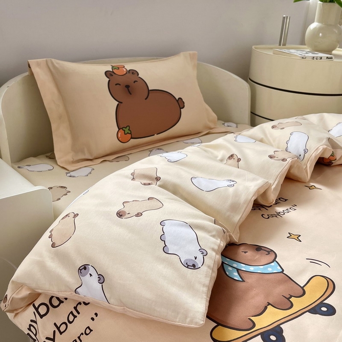 91家纺网 家纺一手货源 找家纺 蘭菲家纺 2025新款学生季幼儿园卡皮巴拉三件套小版系列 爱滑板