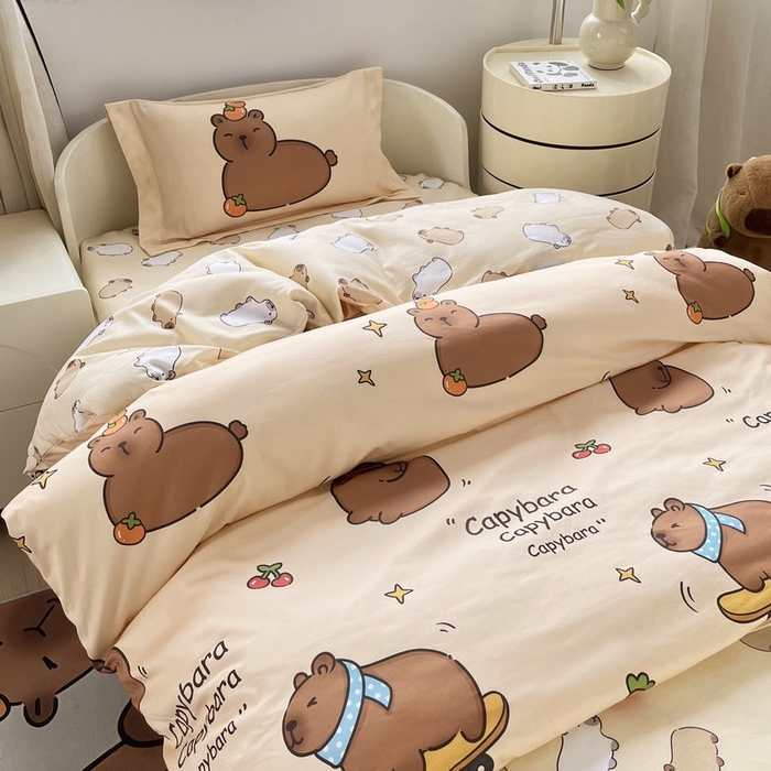 91家纺网 家纺一手货源 找家纺 蘭菲家纺 2025新款学生季幼儿园卡皮巴拉三件套小版系列 爱滑板