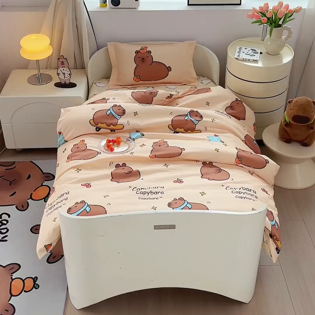 91家纺网 家纺一手货源 找家纺 蘭菲家纺 2025新款学生季幼儿园卡皮巴拉三件套小版系列 爱滑板