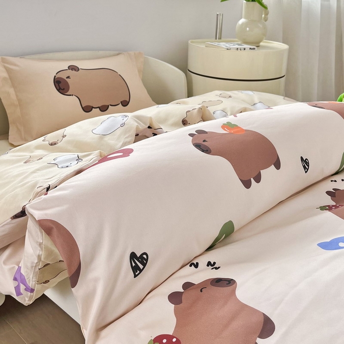 91家纺网 家纺一手货源 找家纺 蘭菲家纺 2025新款学生季幼儿园卡皮巴拉三件套小版系列 皮小萌