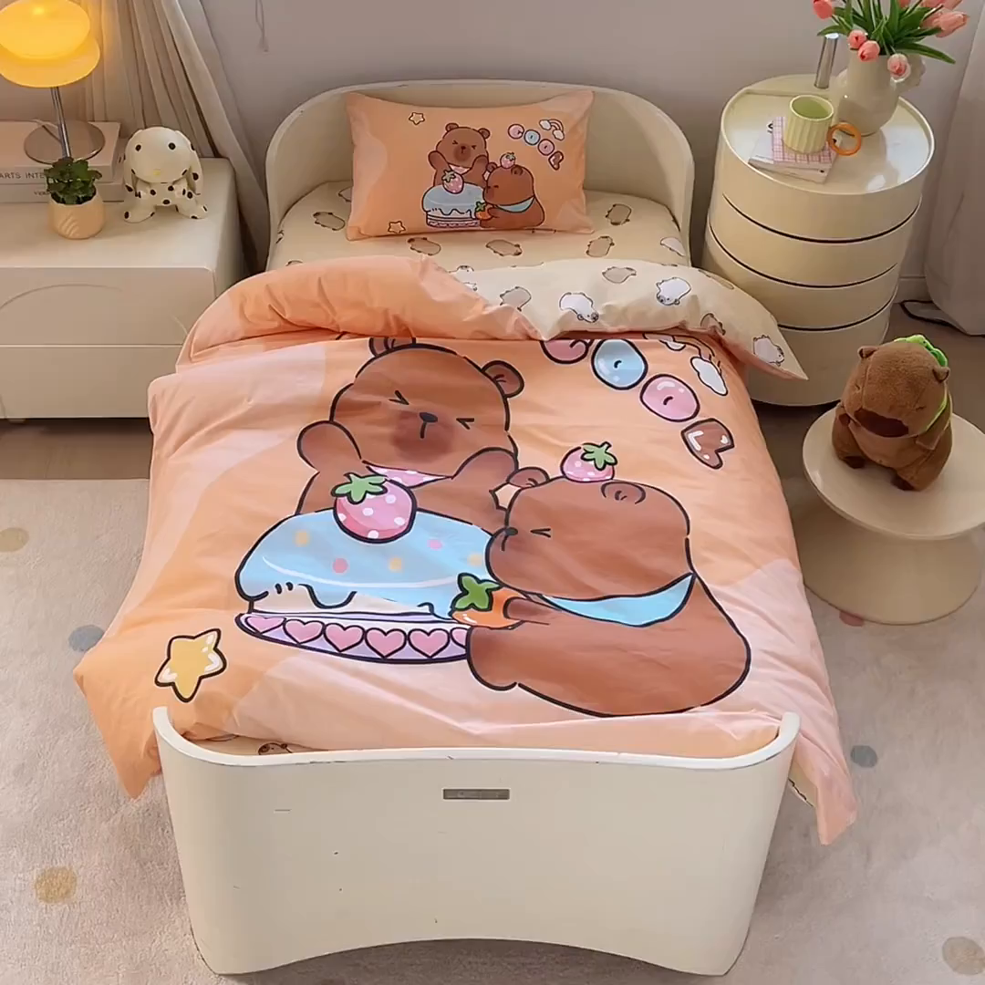 91家纺网 家纺一手货源 找家纺 （总）蘭菲家纺 2025新款学生季幼儿园卡皮巴拉三件套大版系列