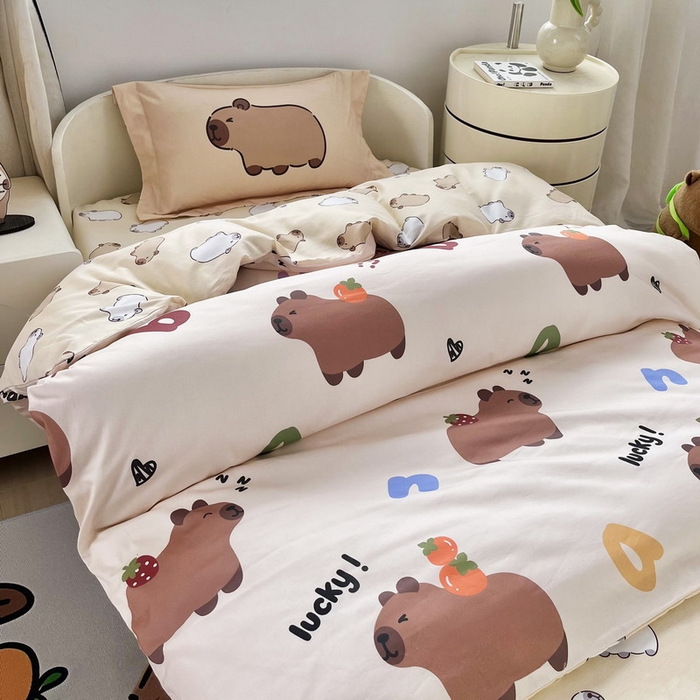 91家纺网 家纺一手货源 找家纺 蘭菲家纺 2025新款学生季幼儿园卡皮巴拉三件套小版系列 皮小萌