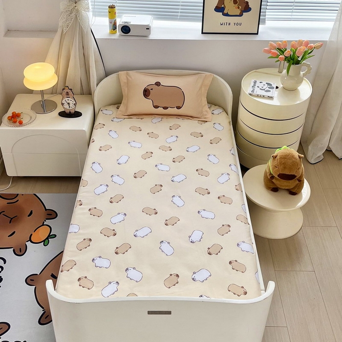 91家纺网 家纺一手货源 找家纺 蘭菲家纺 2025新款学生季幼儿园卡皮巴拉三件套小版系列 皮小萌