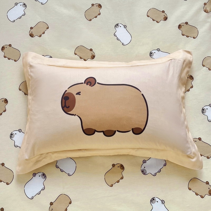 91家纺网 家纺一手货源 找家纺 蘭菲家纺 2025新款学生季幼儿园卡皮巴拉三件套小版系列 皮小萌