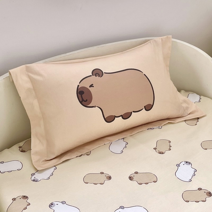 91家纺网 家纺一手货源 找家纺 蘭菲家纺 2025新款学生季幼儿园卡皮巴拉三件套小版系列 皮小萌