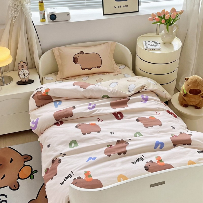 91家纺网 家纺一手货源 找家纺 蘭菲家纺 2025新款学生季幼儿园卡皮巴拉三件套小版系列 皮小萌