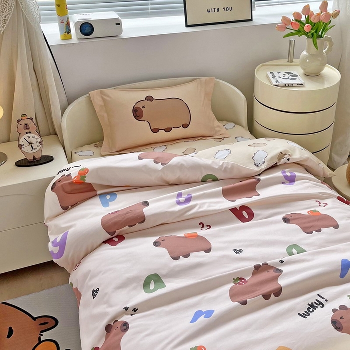 91家纺网 家纺一手货源 找家纺 蘭菲家纺 2025新款学生季幼儿园卡皮巴拉三件套小版系列 皮小萌