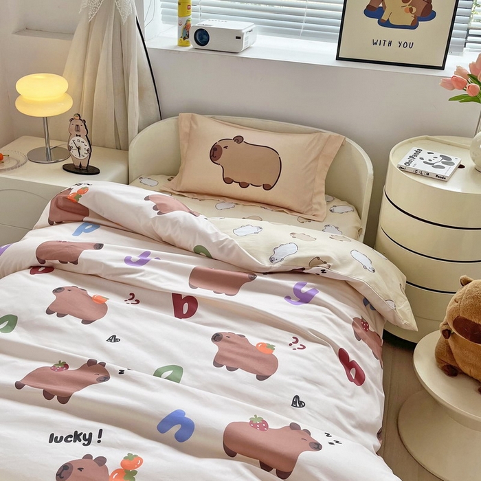 91家纺网 家纺一手货源 找家纺 蘭菲家纺 2025新款学生季幼儿园卡皮巴拉三件套小版系列 皮小萌