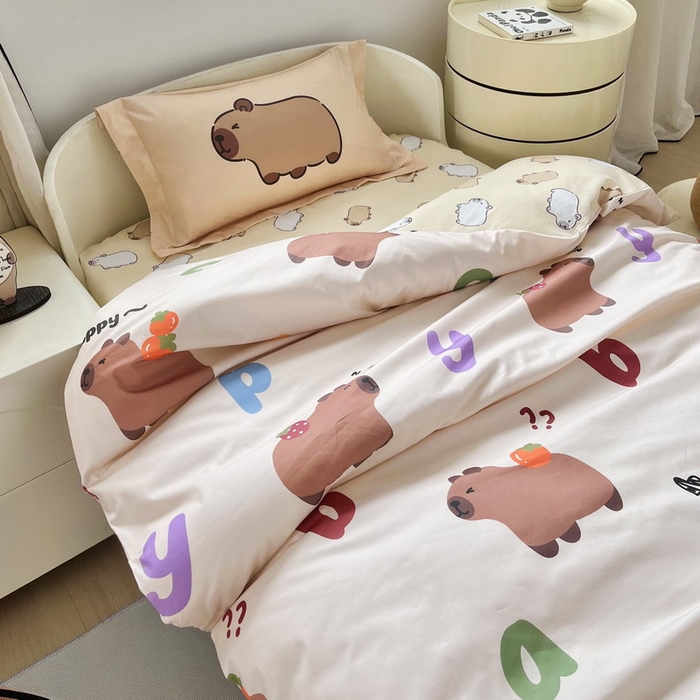 91家纺网 家纺一手货源 找家纺 蘭菲家纺 2025新款学生季幼儿园卡皮巴拉三件套小版系列 皮小萌