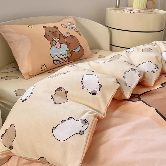 91家纺网 家纺一手货源 找家纺 （总）蘭菲家纺 2025新款学生季幼儿园卡皮巴拉三件套大版系列