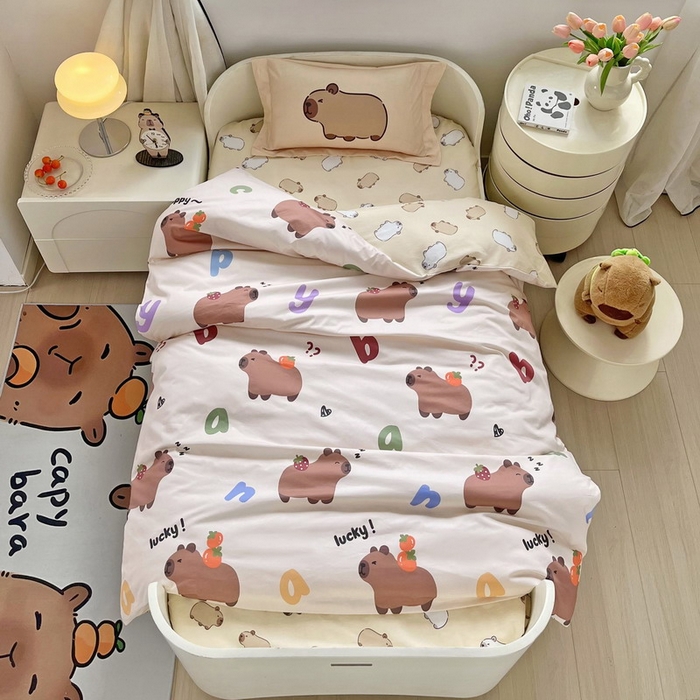 91家纺网 家纺一手货源 找家纺 蘭菲家纺 2025新款学生季幼儿园卡皮巴拉三件套小版系列 皮小萌