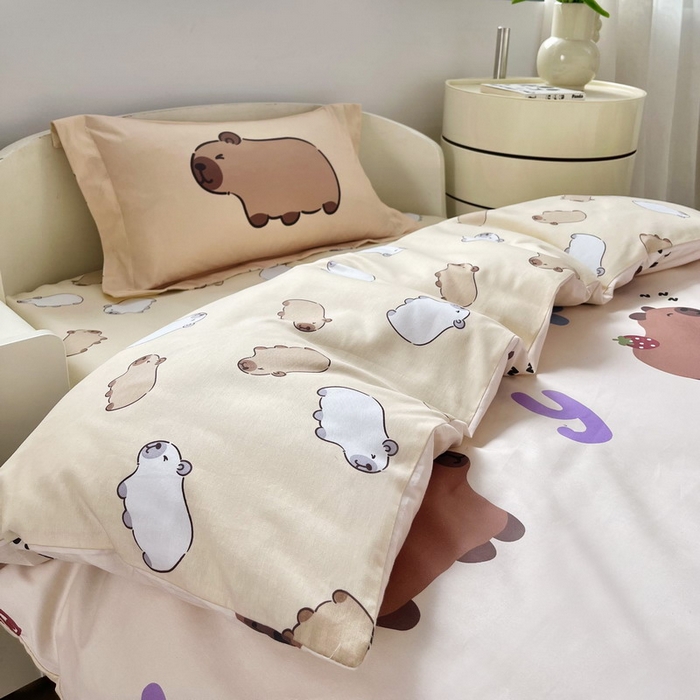 91家纺网 家纺一手货源 找家纺 蘭菲家纺 2025新款学生季幼儿园卡皮巴拉三件套小版系列 皮小萌