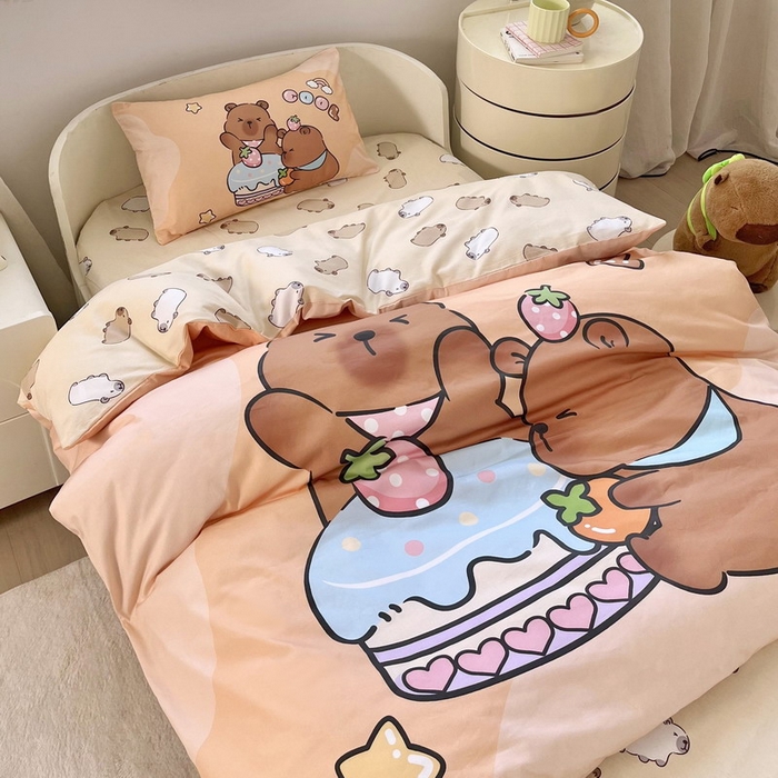 91家纺网 家纺一手货源 找家纺 （总）蘭菲家纺 2025新款学生季幼儿园卡皮巴拉三件套大版系列