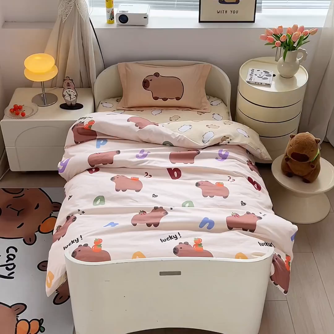 91家纺网 家纺一手货源 找家纺 蘭菲家纺 2025新款学生季幼儿园卡皮巴拉三件套小版系列 皮小萌