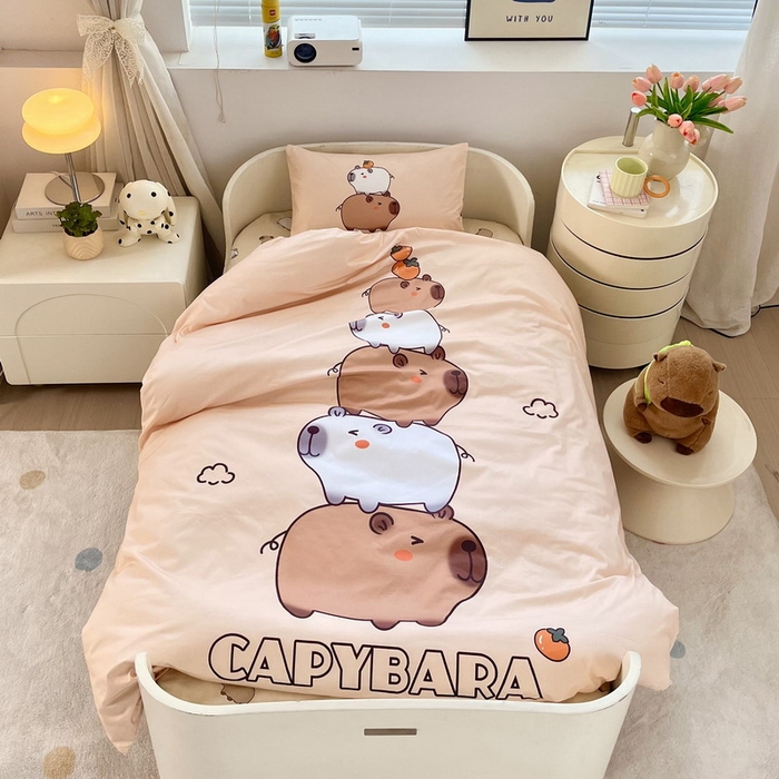 91家纺网 家纺一手货源 找家纺 蘭菲家纺 2025新款学生季幼儿园卡皮巴拉三件套大版系列 沉浸式