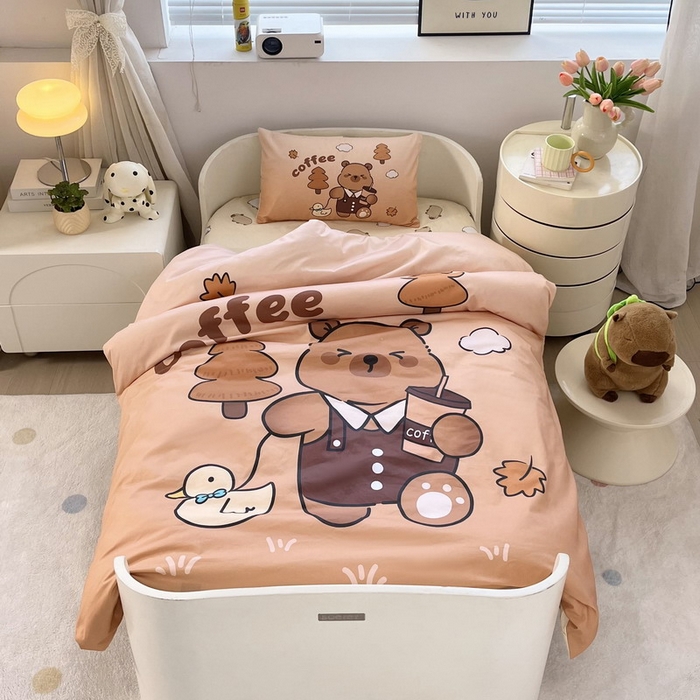 91家纺网 家纺一手货源 找家纺 蘭菲家纺 2025新款学生季幼儿园卡皮巴拉三件套大版系列 拉小鸭