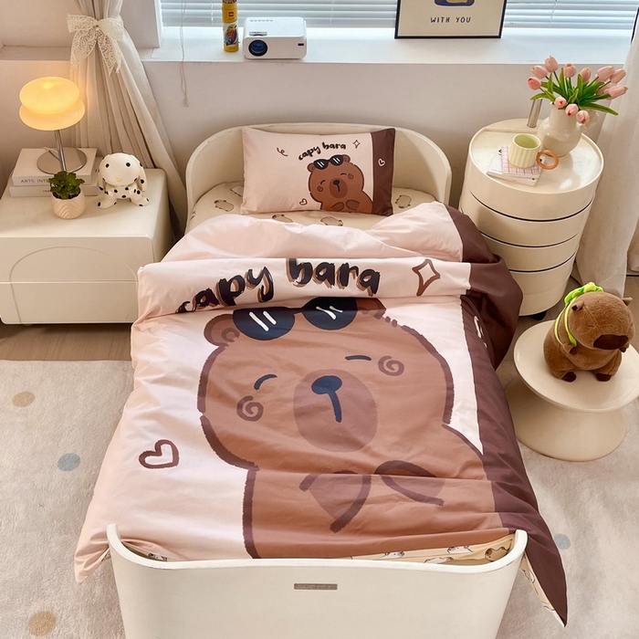 91家纺网 家纺一手货源 找家纺 （总）蘭菲家纺 2025新款学生季幼儿园卡皮巴拉三件套大版系列