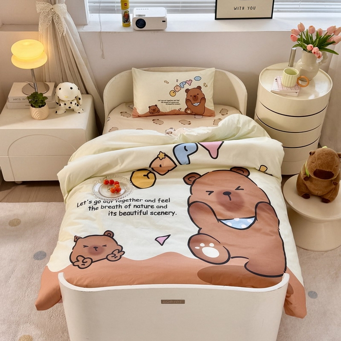 91家纺网 家纺一手货源 找家纺 蘭菲家纺 2025新款学生季幼儿园卡皮巴拉三件套大版系列 熊巴拉