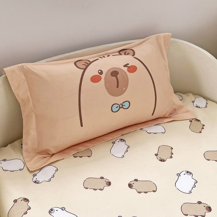 91家纺网 家纺一手货源 找家纺 蘭菲家纺 2025新款学生季幼儿园卡皮巴拉三件套小版系列 小卡