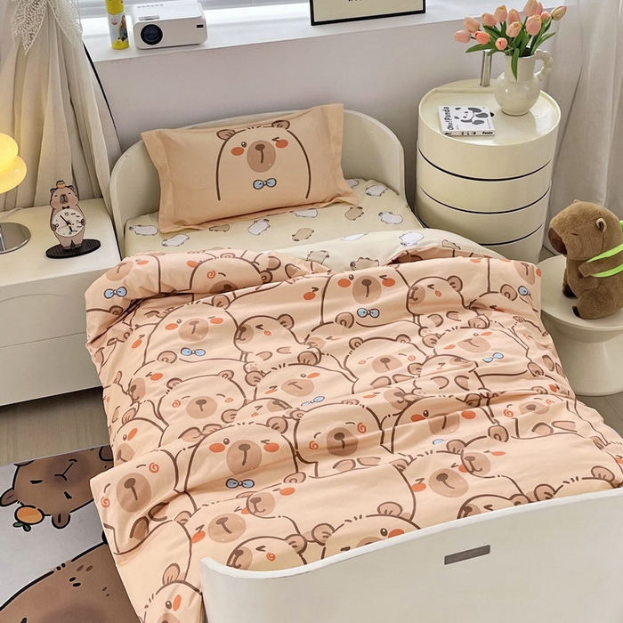 91家纺网 家纺一手货源 找家纺 蘭菲家纺 2025新款学生季幼儿园卡皮巴拉三件套小版系列 小卡