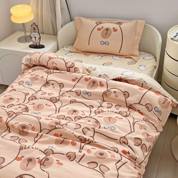 91家纺网 家纺一手货源 找家纺 蘭菲家纺 2025新款学生季幼儿园卡皮巴拉三件套小版系列 小卡