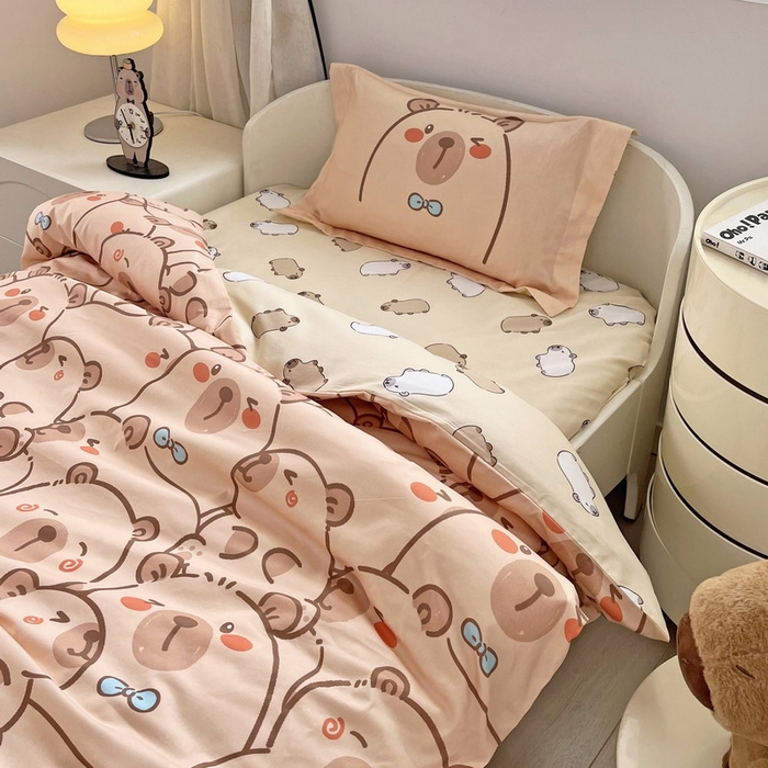 91家纺网 家纺一手货源 找家纺 蘭菲家纺 2025新款学生季幼儿园卡皮巴拉三件套小版系列 小卡