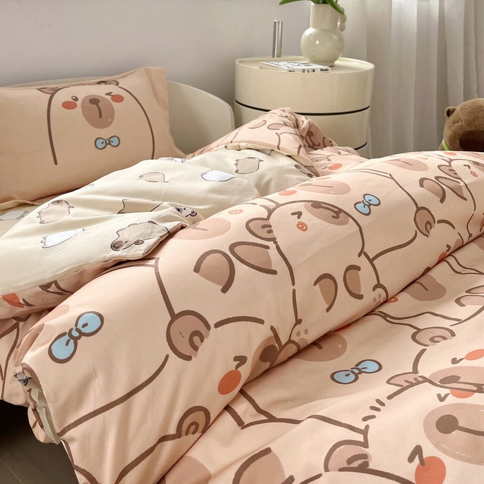 91家纺网 家纺一手货源 找家纺 蘭菲家纺 2025新款学生季幼儿园卡皮巴拉三件套小版系列 小卡