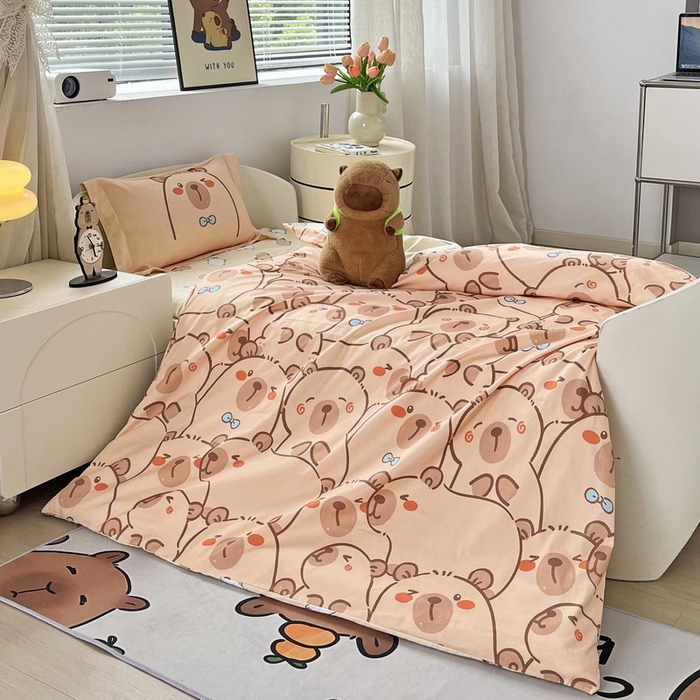 91家纺网 家纺一手货源 找家纺 蘭菲家纺 2025新款学生季幼儿园卡皮巴拉三件套小版系列 小卡