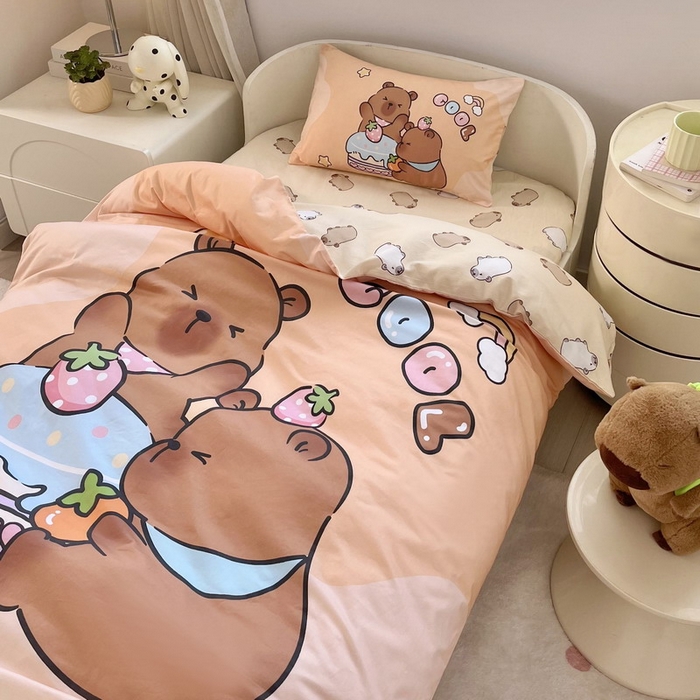 91家纺网 家纺一手货源 找家纺 蘭菲家纺 2025新款学生季幼儿园卡皮巴拉三件套大版系列 爱卡皮