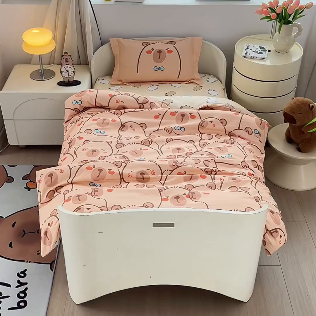 91家纺网 家纺一手货源 找家纺 蘭菲家纺 2025新款学生季幼儿园卡皮巴拉三件套小版系列 小卡