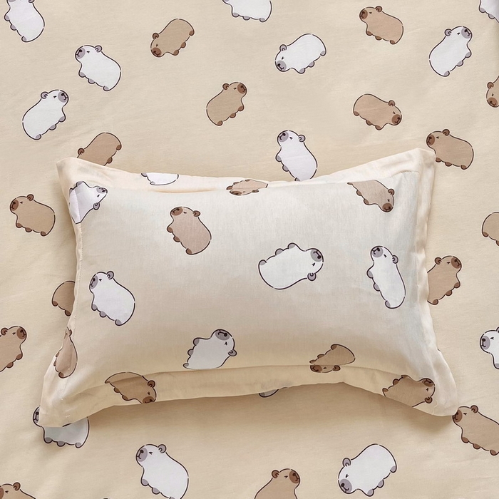 91家纺网 家纺一手货源 找家纺 蘭菲家纺 2025新款学生季幼儿园卡皮巴拉三件套小版系列 小奶豚