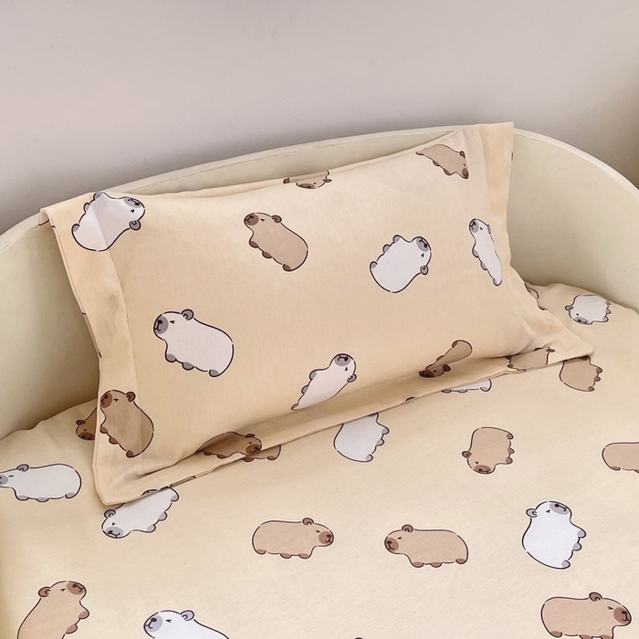 91家纺网 家纺一手货源 找家纺 蘭菲家纺 2025新款学生季幼儿园卡皮巴拉三件套小版系列 小奶豚