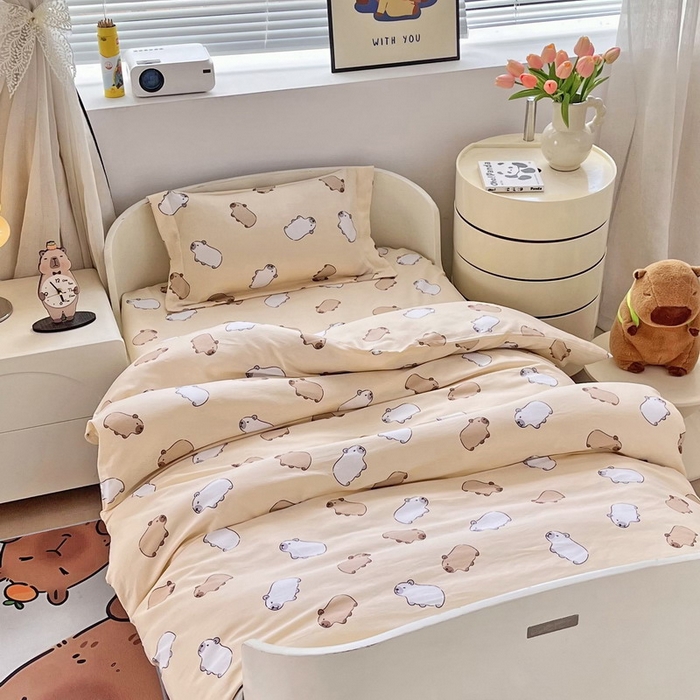 91家纺网 家纺一手货源 找家纺 蘭菲家纺 2025新款学生季幼儿园卡皮巴拉三件套小版系列 小奶豚