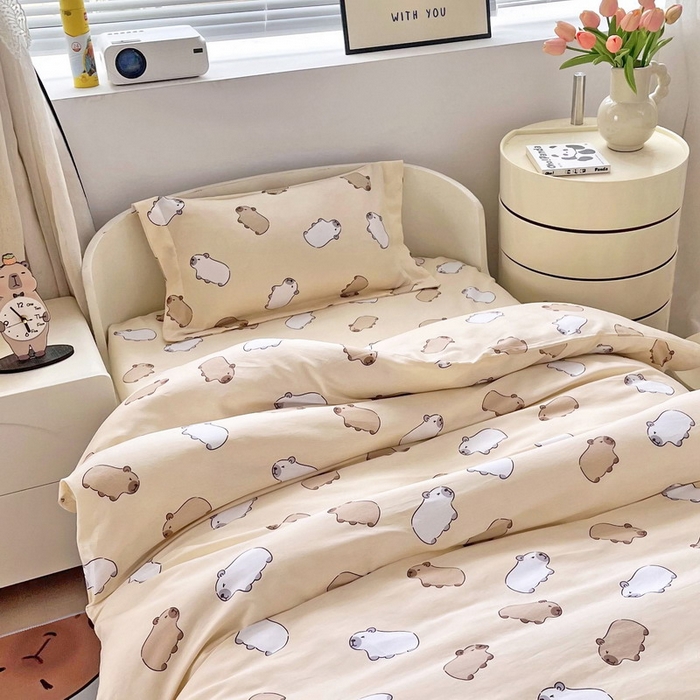 91家纺网 家纺一手货源 找家纺 蘭菲家纺 2025新款学生季幼儿园卡皮巴拉三件套小版系列 小奶豚