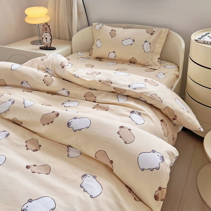 91家纺网 家纺一手货源 找家纺 蘭菲家纺 2025新款学生季幼儿园卡皮巴拉三件套小版系列 小奶豚