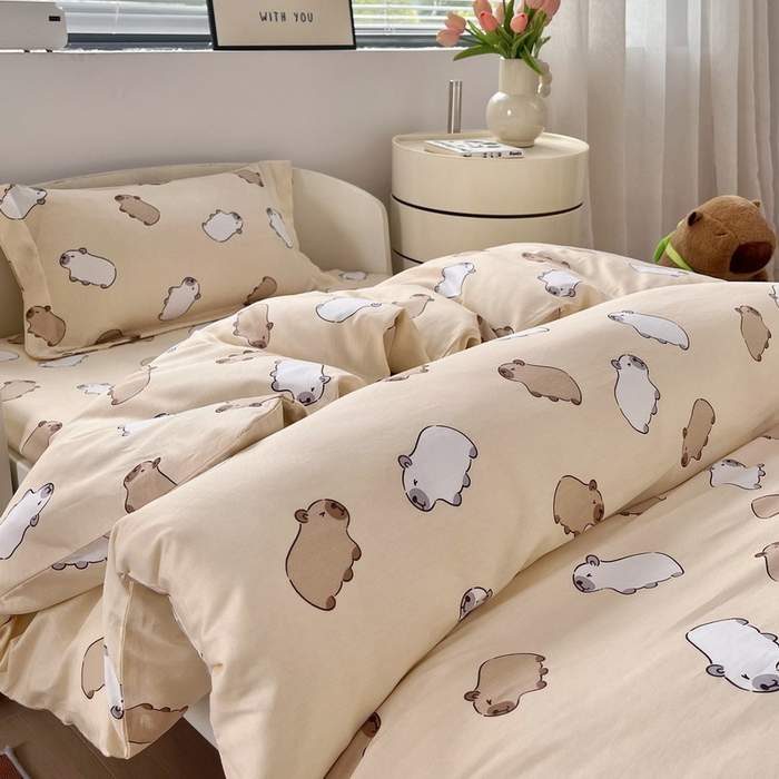 91家纺网 家纺一手货源 找家纺 蘭菲家纺 2025新款学生季幼儿园卡皮巴拉三件套小版系列 小奶豚