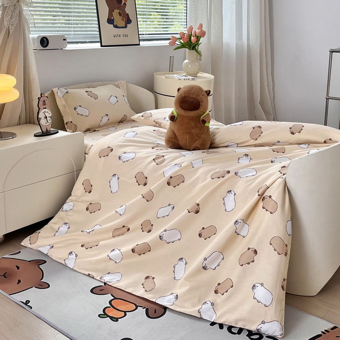 91家纺网 家纺一手货源 找家纺 蘭菲家纺 2025新款学生季幼儿园卡皮巴拉三件套小版系列 小奶豚