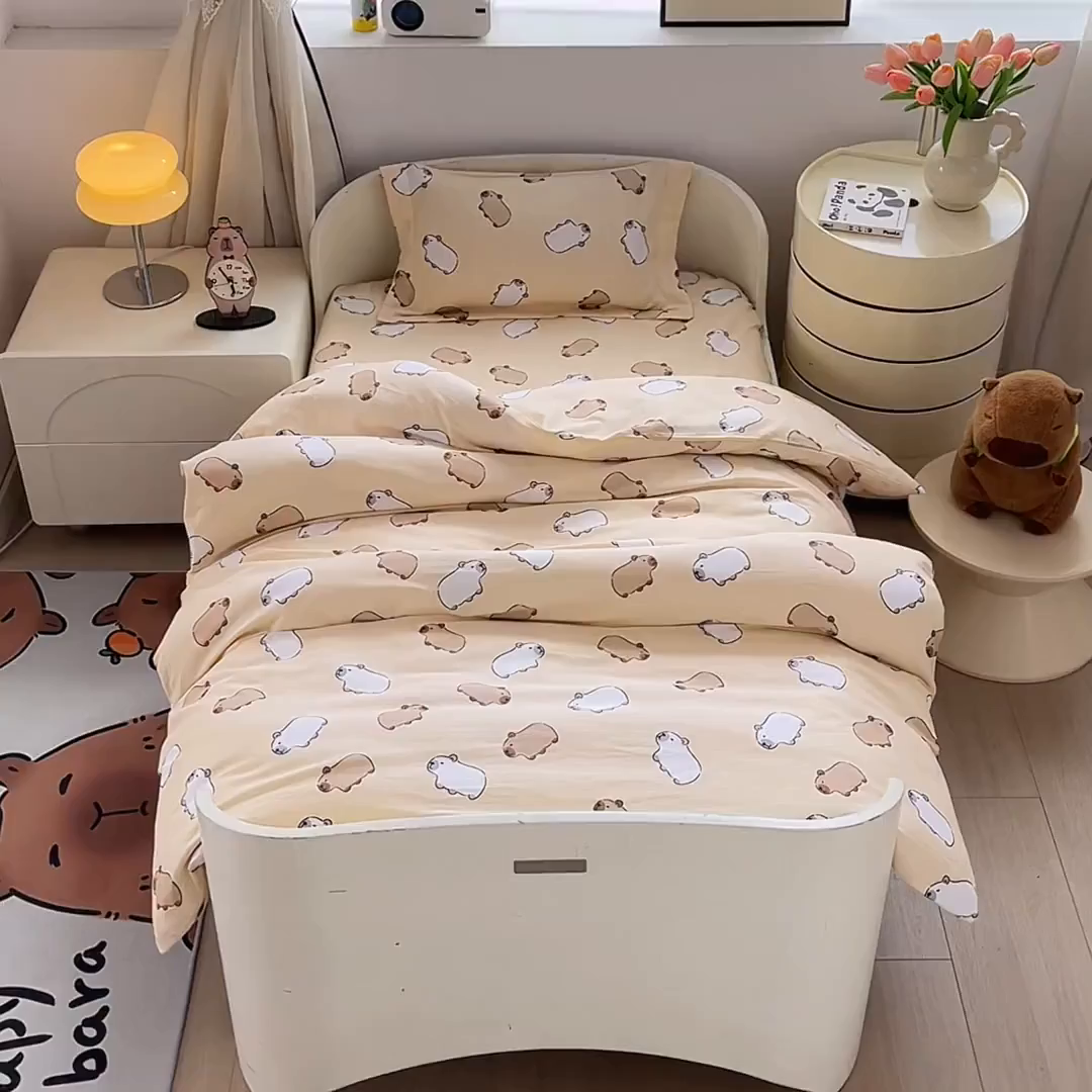 91家纺网 家纺一手货源 找家纺 蘭菲家纺 2025新款学生季幼儿园卡皮巴拉三件套小版系列 小奶豚