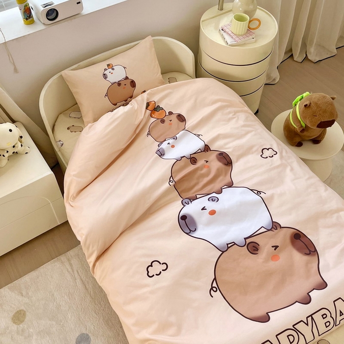 91家纺网 家纺一手货源 找家纺 蘭菲家纺 2025新款学生季幼儿园卡皮巴拉三件套大版系列 沉浸式