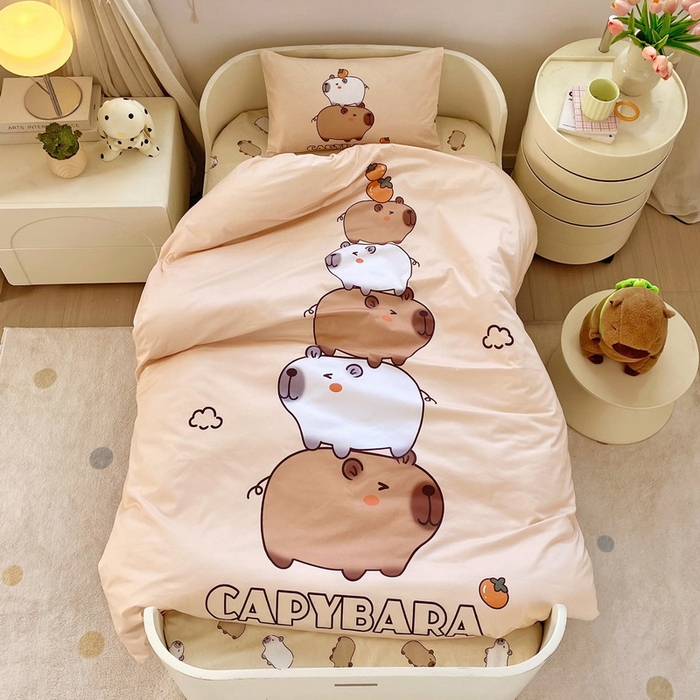 91家纺网 家纺一手货源 找家纺 蘭菲家纺 2025新款学生季幼儿园卡皮巴拉三件套大版系列 沉浸式